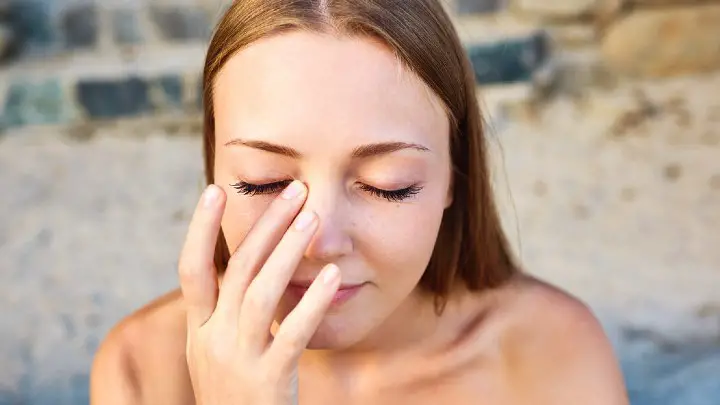 how to moisturize eyelids
